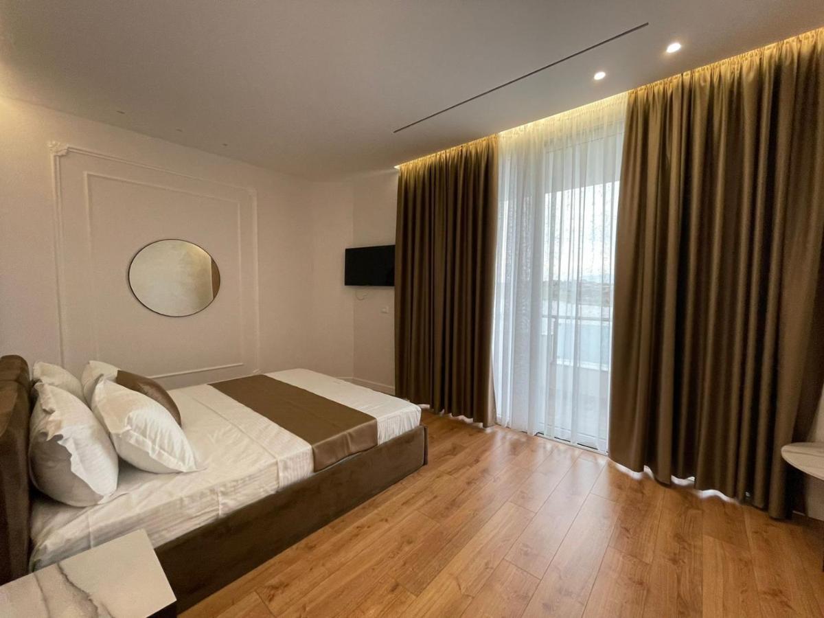 Hotel Ujvara Belsh Buitenkant foto